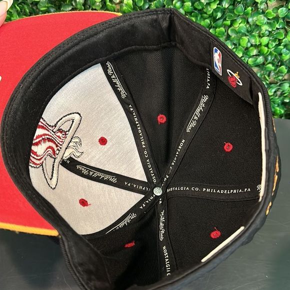 NWT Mitchell & Ness Black & Yellow Miami Heat Fitted Hat, Size 7 3/8! - Picture 7 of 8